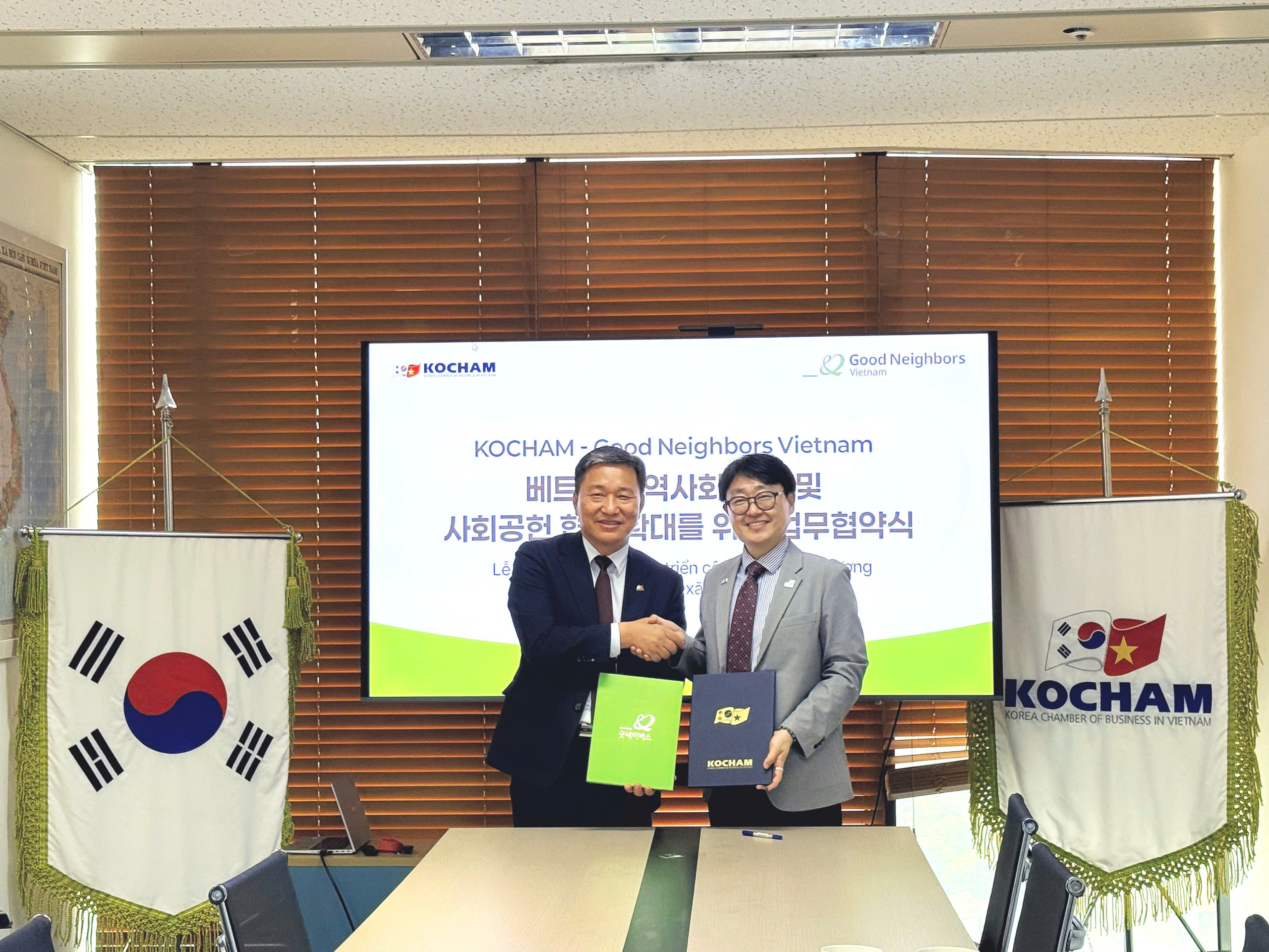 &Ocirc;ng Ko Tae-Yeon - Chủ tịch KOCHAM v&agrave; &ocirc;ng Cho Eun Seung - Trưởng Đại diện Good Neighbors International tại Việt Nam, k&yacute; kết hợp t&aacute;c chiến lược, th&uacute;c đẩy tr&aacute;ch nhiệm x&atilde; hội tại Việt Nam. 